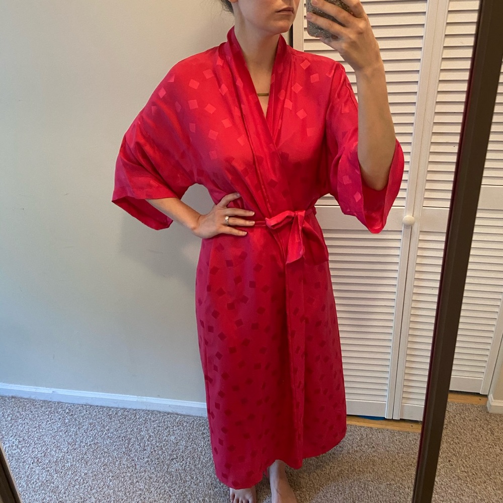 100% Silk Robe 🌸 Embroidered in China